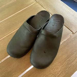 Dansko matte black clogs … like new condition